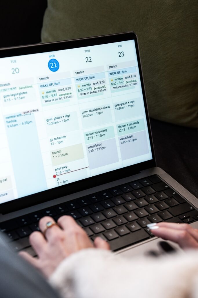 Person bucht am Laptop einen Termin über einen digitalen Wochenkalender